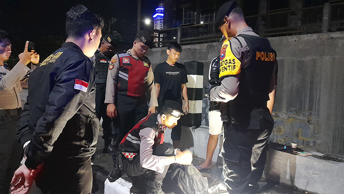 TEGAS: Polisi memeriksa identitas sejumlah pemuda yang cangkruk di kawasan dermaga, Kelurahan/Kecamatan Mojoroto dini hari kemarin (17/3).
