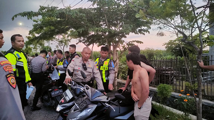 GANGGU KAMTIBMAS: Polisi mengamankan puluhan unit kendaraan dan pemiliknya yang hendak balap liar di kawasan Jembatan Wijaya Kusuma, Desa Banggle, Ngadiluwih (16/3).