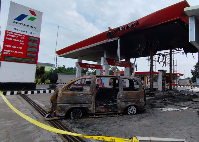 HANGUS: Mobil Daihatsu Espass yang terbakar di SPBU Kanigoro, Kras diamankan oleh pihak berwajib.