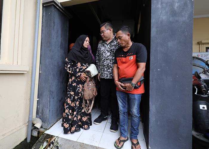 PRIHATIN: Suyanti (kiri), ibu korban saat mendatangi Polres Kediri Kota.