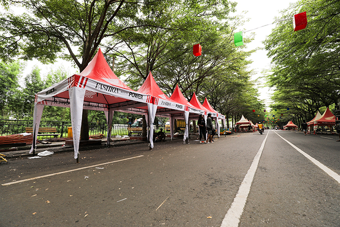 PERSIAPAN: Sejumlah stan siap dipasang di lokasi Festival Budaya Kediri Kuno-Kini, kemarin. Event ini akan dimulai Rabu (20/3) nanti di Kawasan SLG.