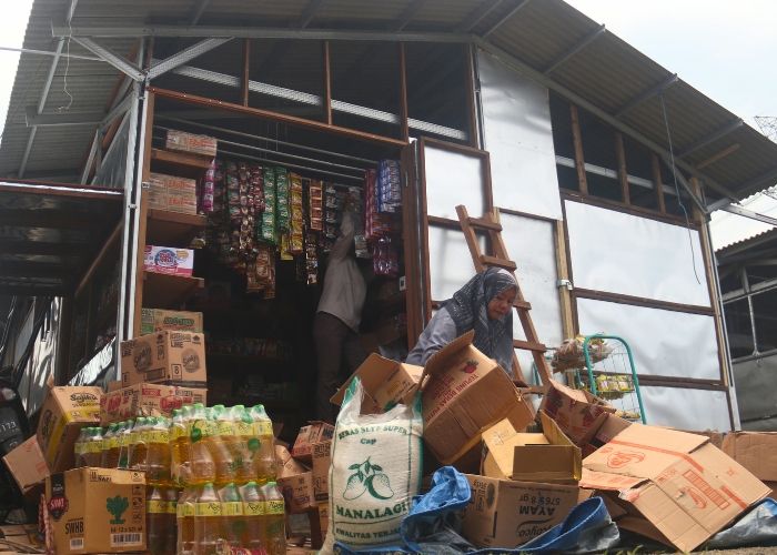 MENUMPUK: Salah seorang pedagang Pasar Ngadiluwih menata barang dagangan di TPPS.