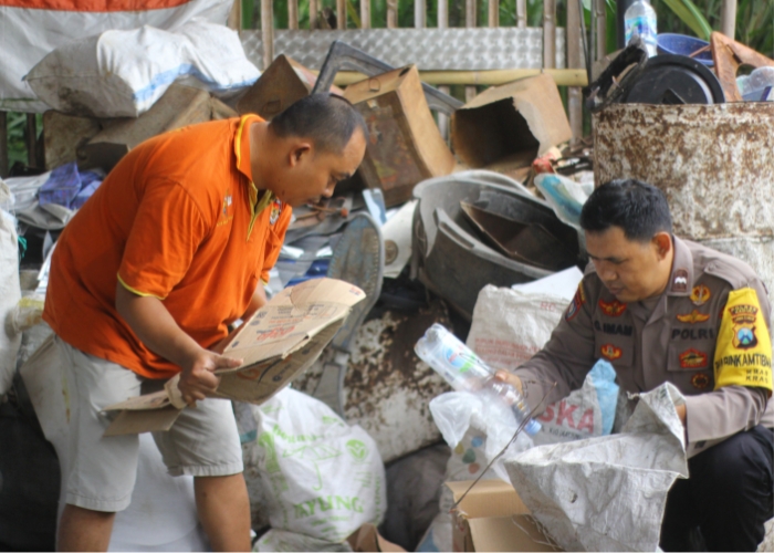 INSPIRATIF: Aipda Gendut Imam Turijan (kanan) memilah barang rongsok untuk sedekah.
