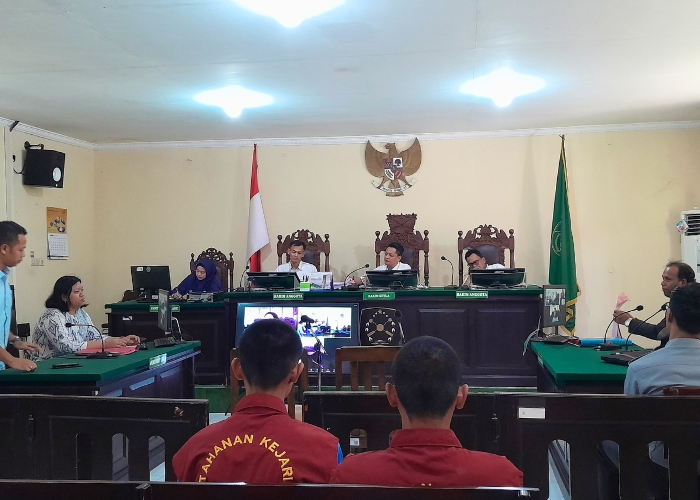 DIADILI: Dua terdakwa penganiaya Bintang Balqis Maulana, 14, mengikuti sidang di PN Kabupaten Kediri kemarin.