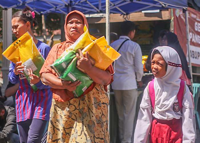 BAHAN POKOK: Warga Desa Tirukidul, Kecamatan Gurah membawa beras SPHP saat ada operasi pasar murah kemarin. Bulog klaim stok beras aman hingga pasca lebaran.