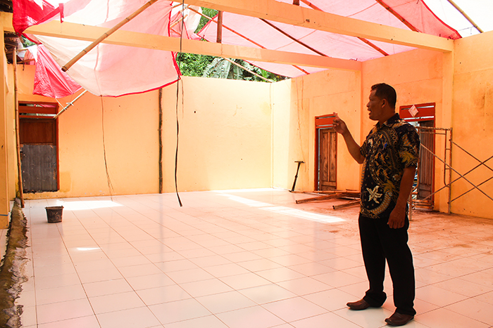 RAPUH : Kades Blimbing Djoe Ari memperlihatkan pendapa yang usang dan akan diganti menjadi gedung olahraga.