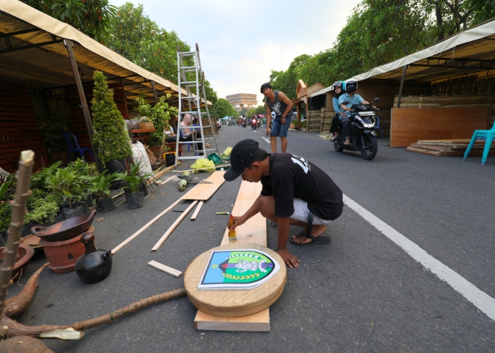 TOTALITAS: Peserta Festival Budaya Kuno-Kini menghias stan mereka yang akan dibuka sore ini. Diikuti ratusan pengusaha, acara ini akan menjadi bazar terbesar di Kediri