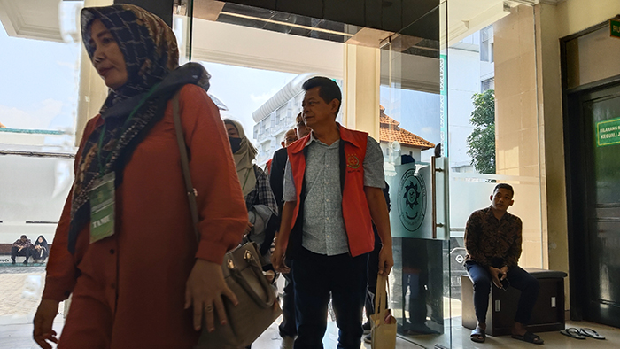 PESAKITAN: Terdakwa Hari Amin (kanan) saat akan menjalani persidangan di Pengadilan Negeri Tindak Pidana Korupsi (PN Tipikor) Surabaya