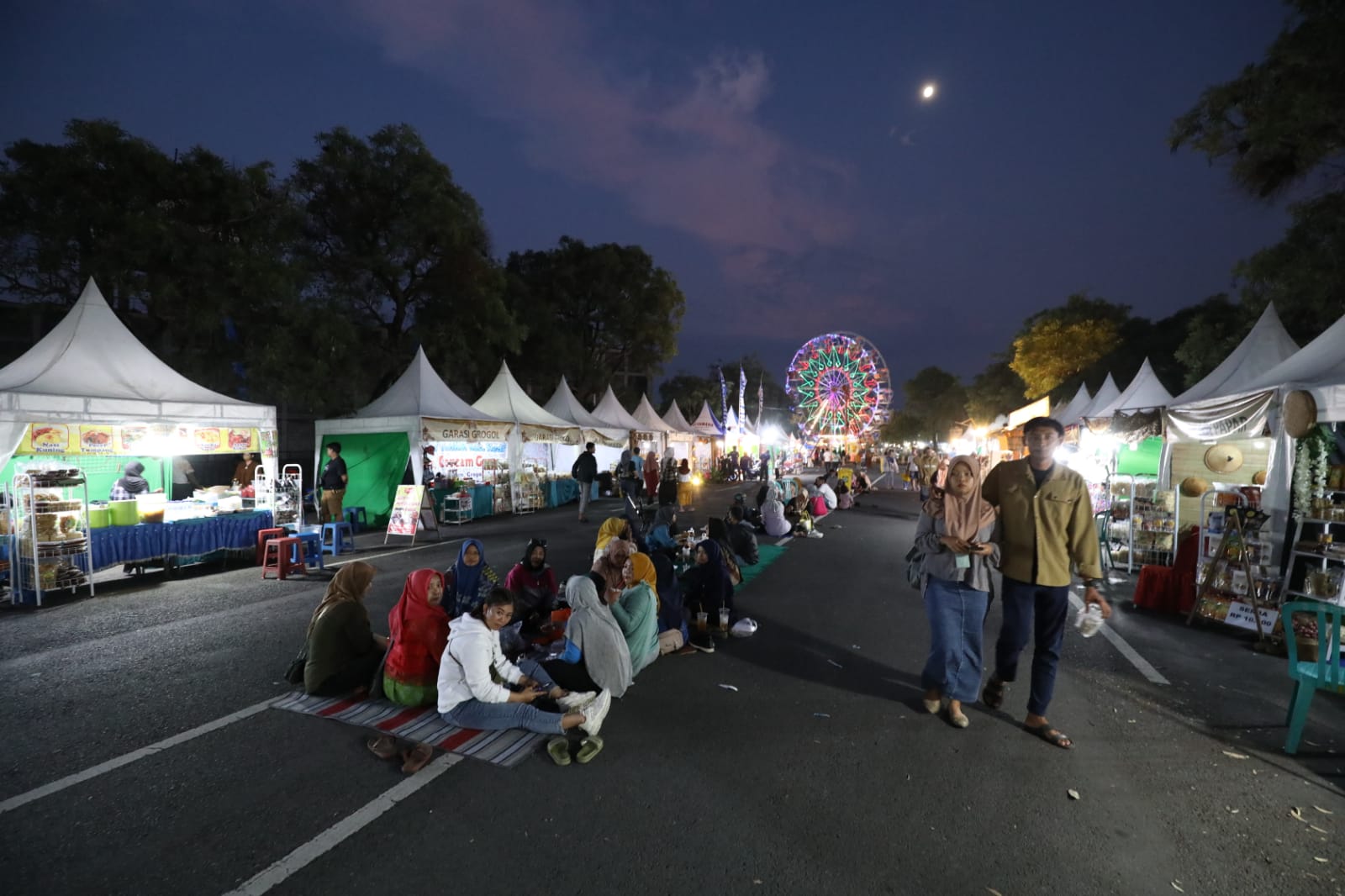 RAMAI: Suasana malam Festival Budaya Kediri Kuno-Kini di Simpang Lima Gumul (SLG).