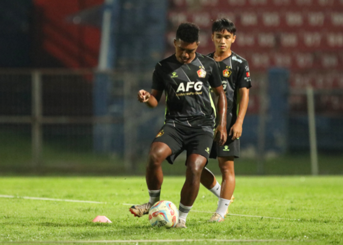 BERSIAP: Pemain Persik Jeam Kelly Sroyer saat berlatih di Stadion Brawijaya. Tim macan putih kembali berlatih untuk bersiap menghadapi pertandingan selanjutnya melawan Persikabo 1973 minggu depan.