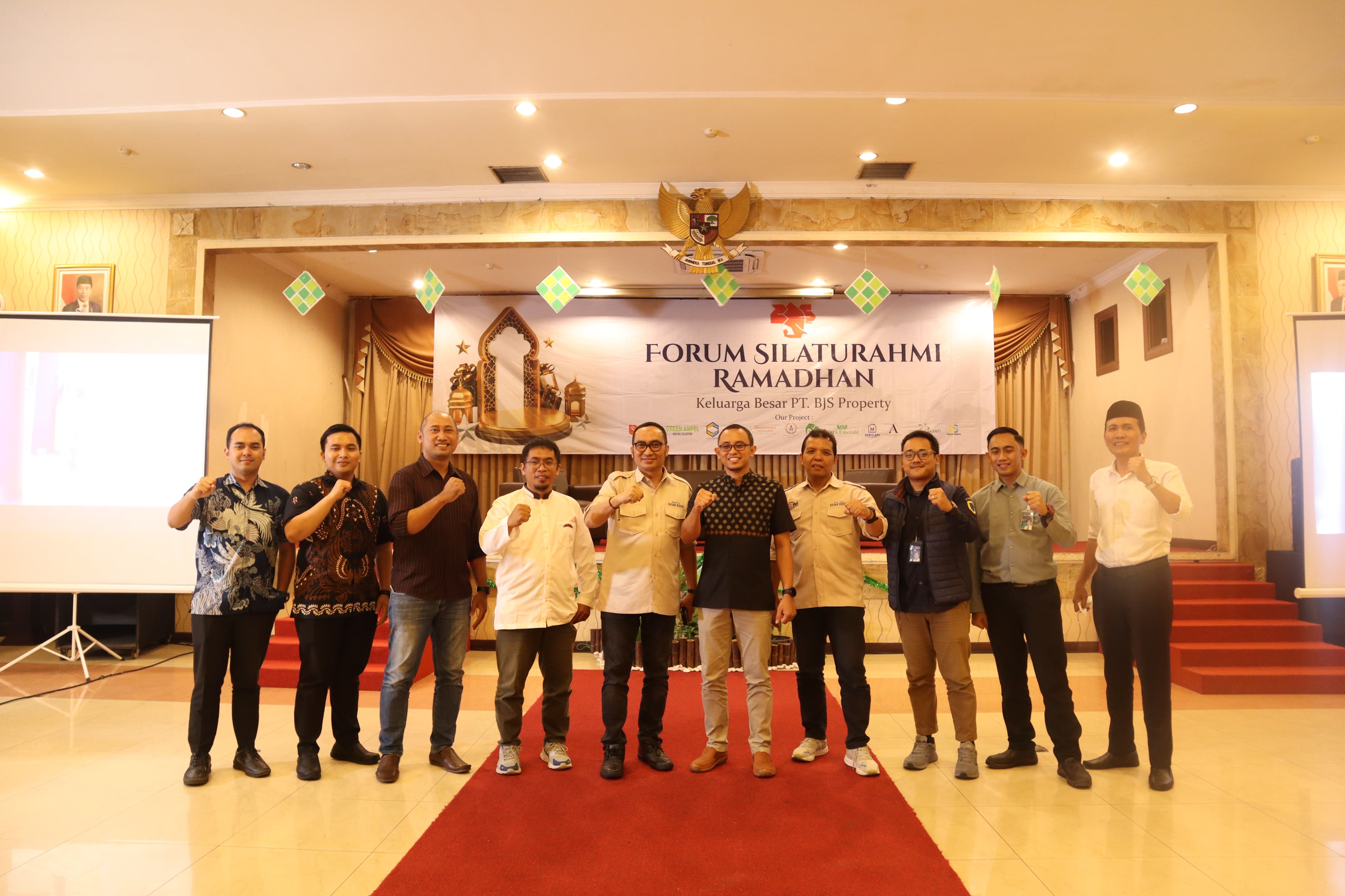 KOMPAK: CEO PT BJS Property Ervan Hari Nugroho (baju hitam  tengah) bersama direktur Jawa Pos Radar Kediri dan tamu undangan berfoto bersama seusai acara Forum Silaturahmi Ramadhan di Hotel Lotus.