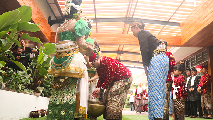 AIR TUJUH SUMBER: Bupati Hanindhito Himawan Pramana melakukan ritual pembasuhan dalam rangkaian resepsi Hari Jadi Kabupaten Kediri kemarin sore.