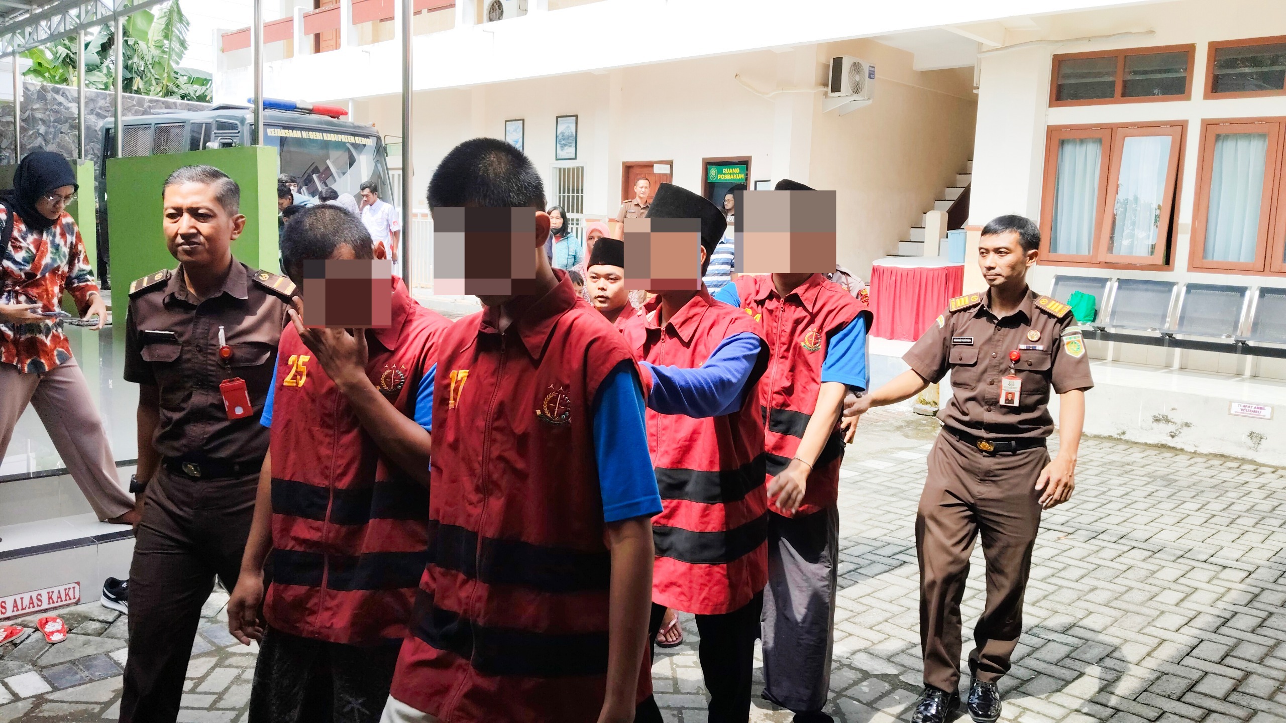 PASRAH: Terdakwa kasus penganiayaan Bintang Balqis Maulana, 14, digelandang ke ruang sidang jelang pembacaan tuntutan kemarin.