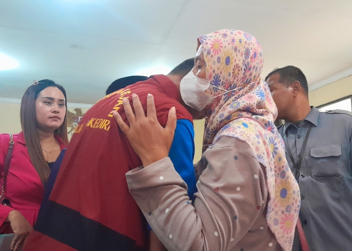 HARU: Terdakwa penganiaya Bintang berpelukan dengan ibunya usai sidang dengan agenda putusan kemarin.