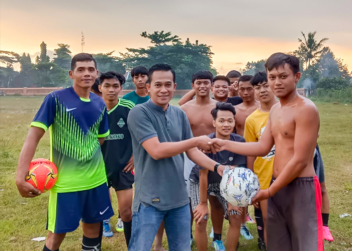 BERI DUKUNGAN: Pemerintah Desa Puncu, Kecamatan Puncu mengapresiasi warganya yang suka olahraga sepak bola dengan memberikan jersey dan perbaikan lapangan.
