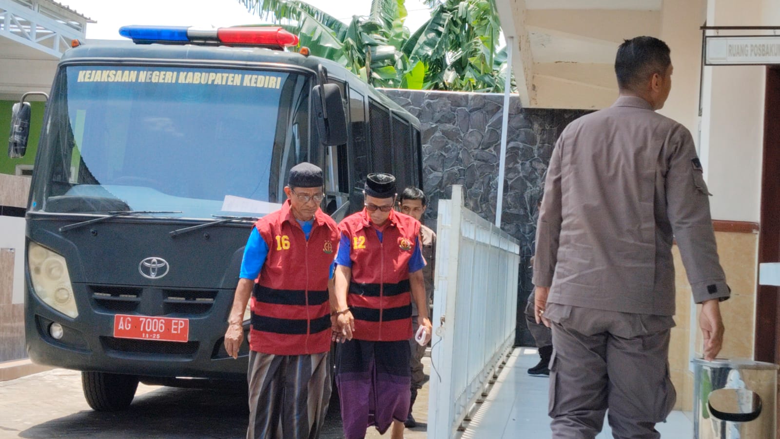 INGKAR JANJI: Yusman Husain, 51, dan Fachri Sangadji, 61, bersiap mengikuti sidang penipuan rekrutmen CPNS di PN Kabupaten Kediri, Kamis (28/3).