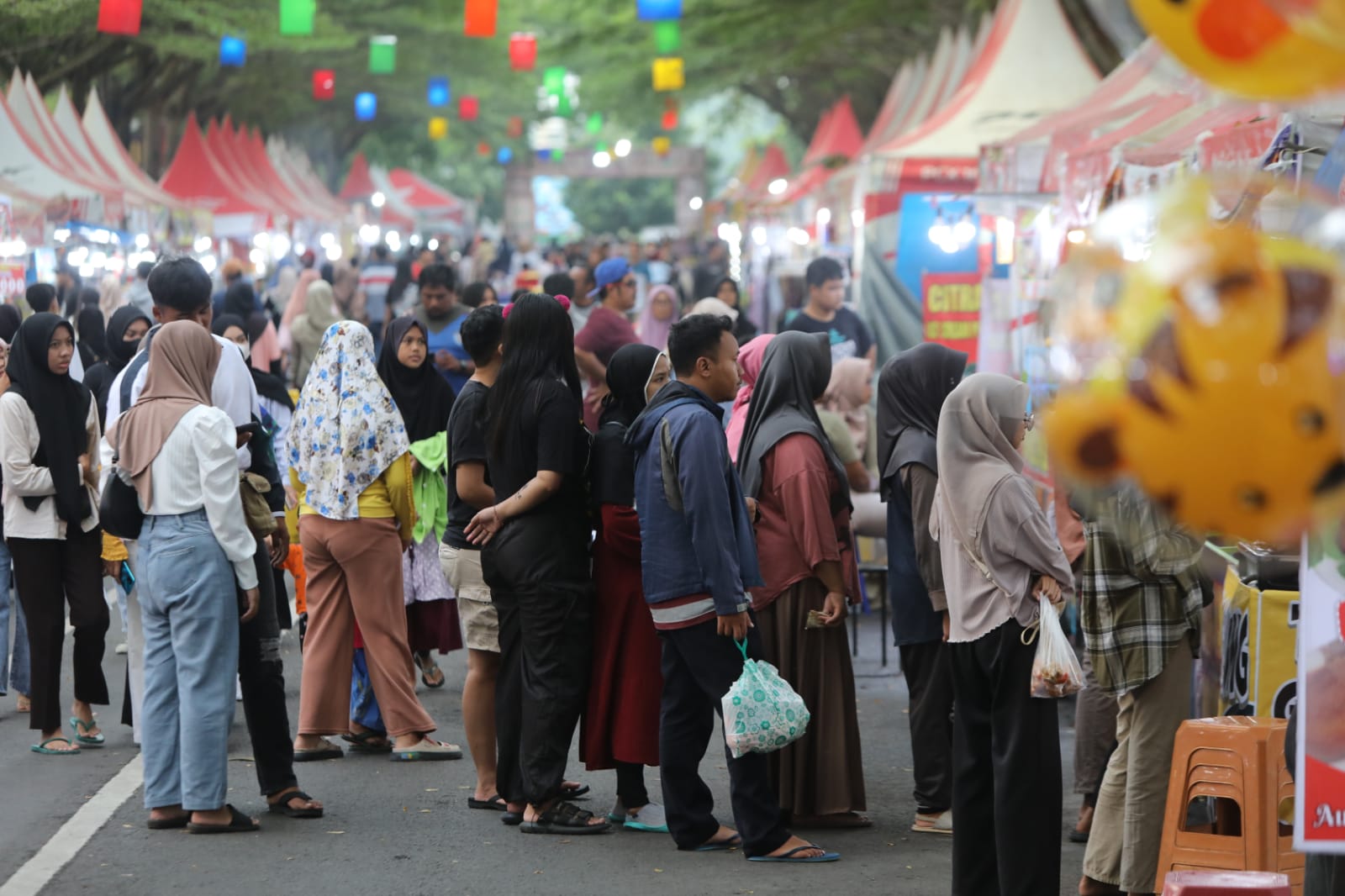 MEMBELUDAK: Sejumlah antrean di stan-stan Festival Budaya Kediri Kuno-Kini.