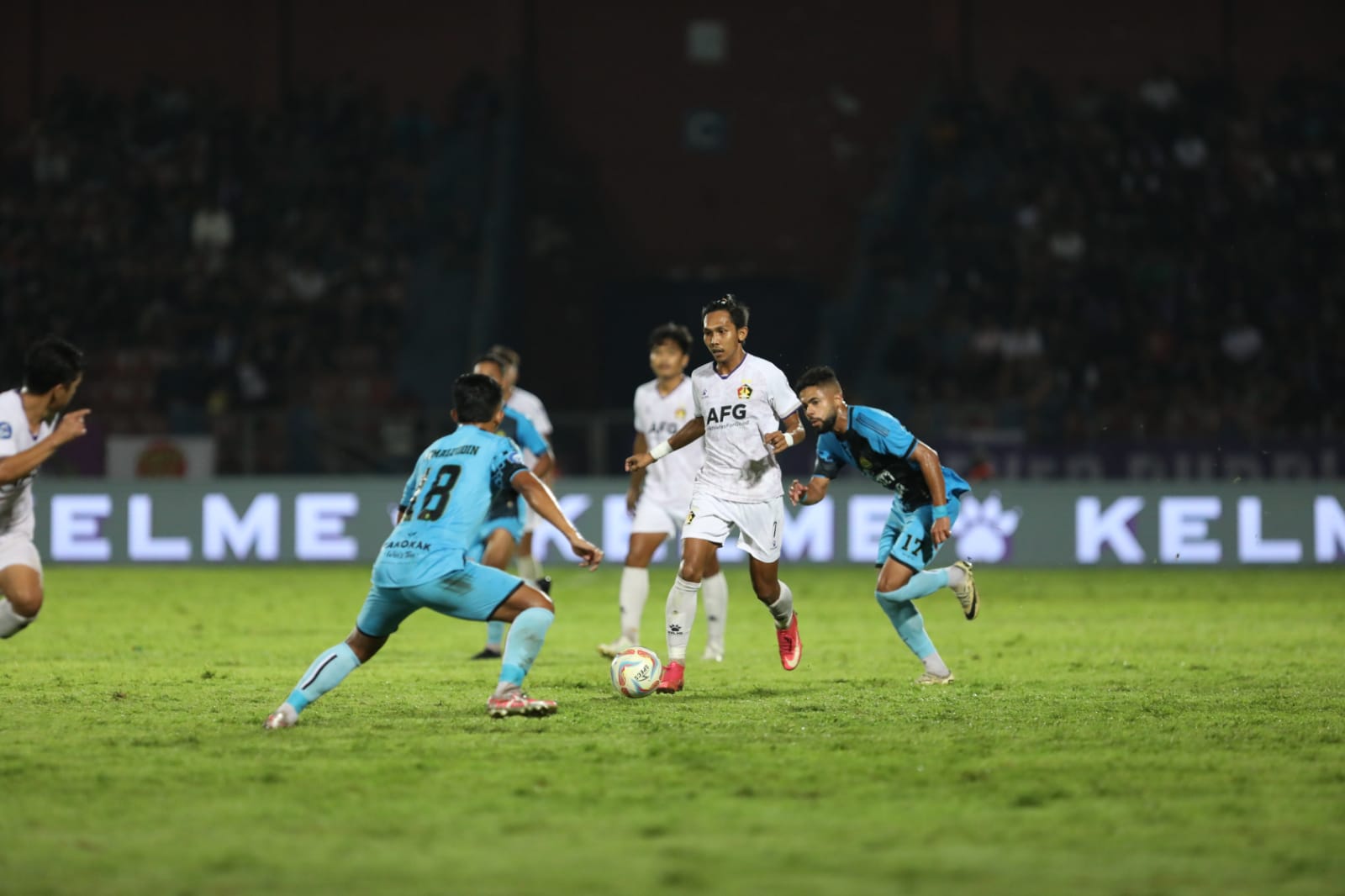 WAJIB MENANG: Yusuf Meilana saat dihadang pemain Persikabo 1973, Kamis (28/3).
