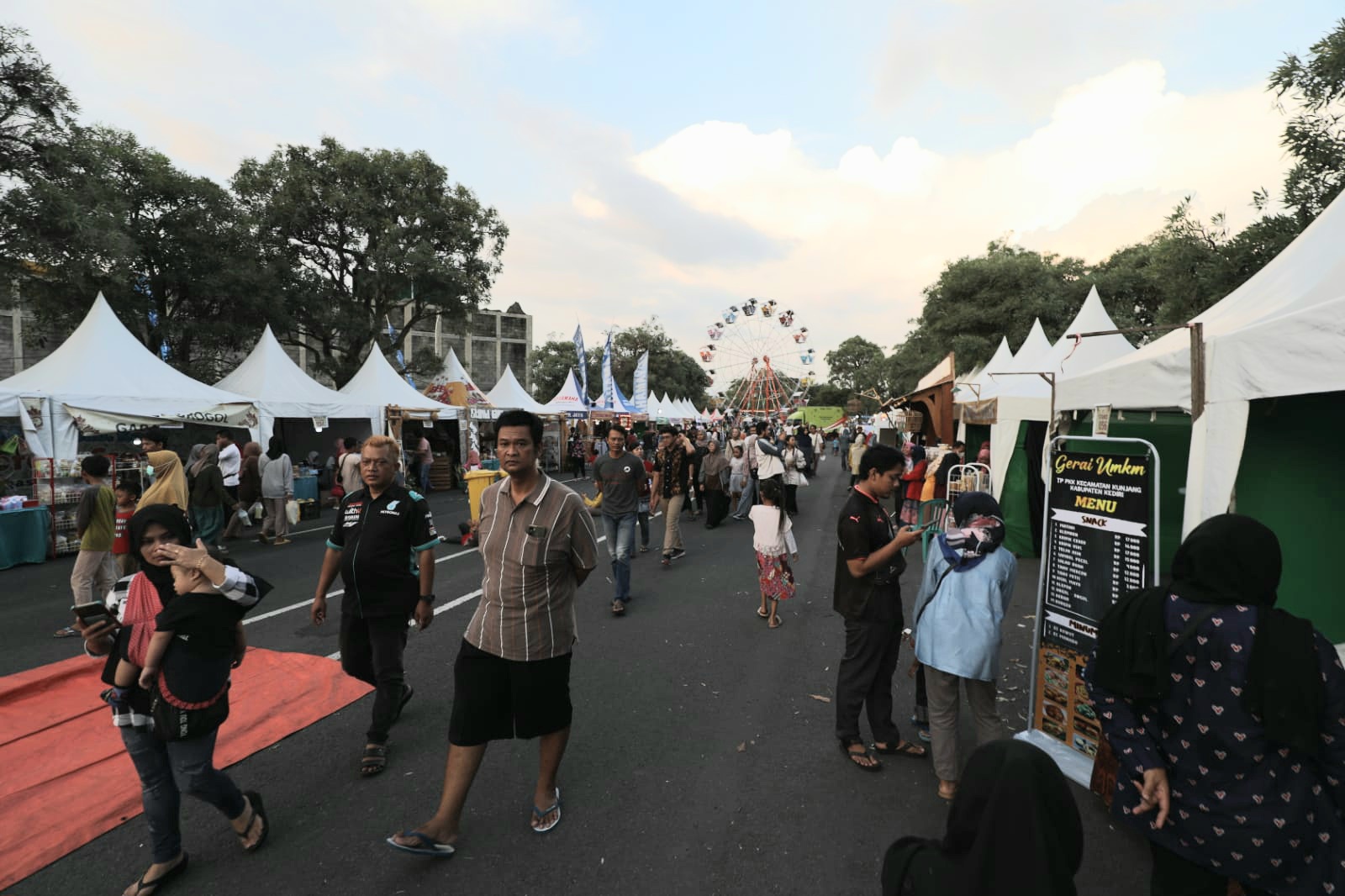 TEMPAT NGABUBURIT: Pengunjung memadati Festival Budaya Kediri Kuno-Kini di Simpang Lima Gumul.