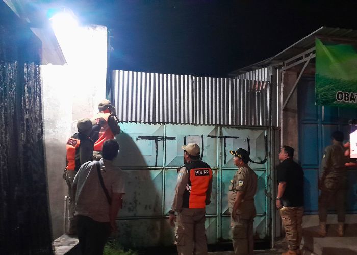 TUTUP: Petugas gabungan mendatangi salah satu kafe saat razia (28/3)