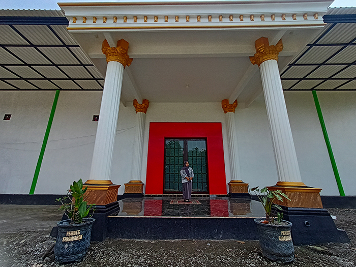 MEGAH: Sekretaris Desa Sidowarek, Kecamatan Plemahan Indah memperlihatkan gedung olahraga yang akan diselesaikan pada tahun ini.