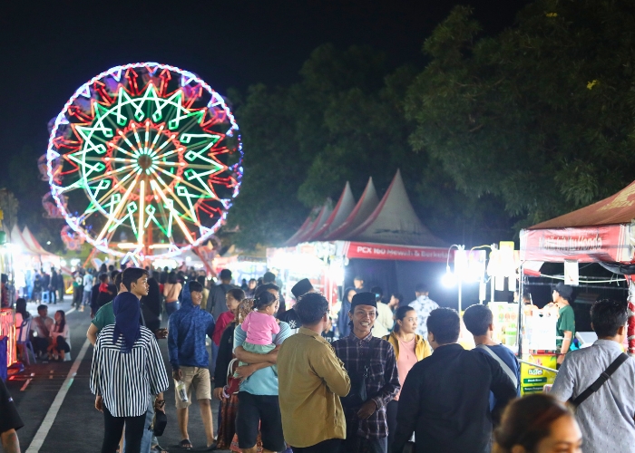HIBURAN LENGKAP:  Pengunjung Festival Budaya Kediri Kuno-Kini  mengajak keluarga untuk  berbelanja di ratusan stan  produk UMKM dan mengunjungi  wahana permainan