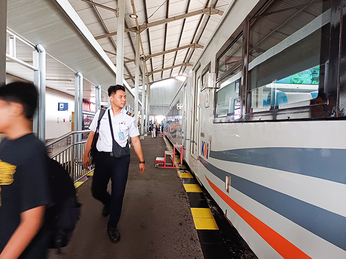 MODA TRANSPORTASI: Penumpang turun dari gerbong kereta api di Stasiun Kediri kemarin siang. Tercatat, belasan ribu tiket kereta api untuk mudik telah terjual.