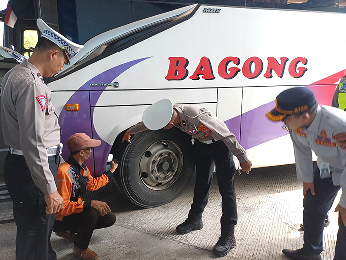 CERMAT: Petugas gabungan melakukan pengecekan kondisi bus yang melintas di Terminal Tamanan Kota Kediri kemarin siang.