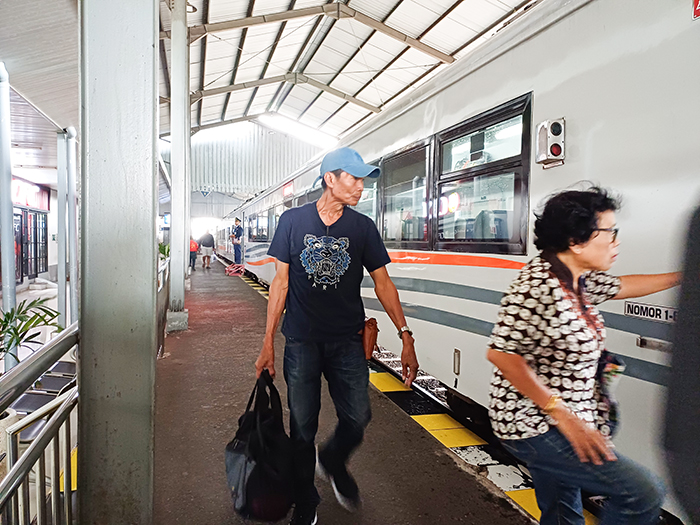CAPTION: Rombongan Pemudik Siap Serbu Kediri Hari Ini Puncak Arus Mudik Via Kereta Api