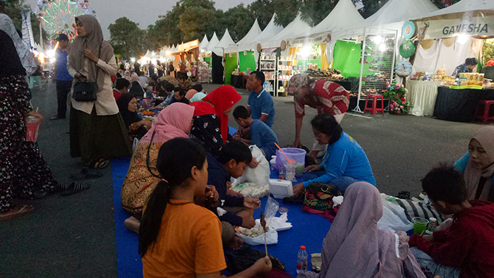 BERBUKA: Pengunjung Festival Budaya Kediri Kuno-Kini menikmati sajian kuliner