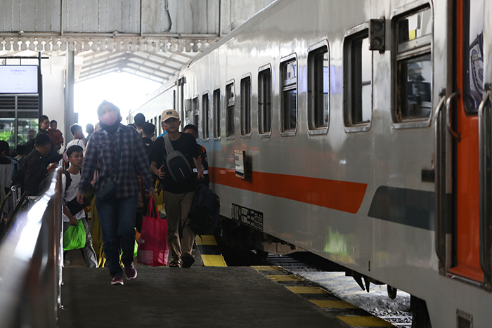 PULANG KAMPUNG: Suasana Stasiun Kediri mulai dihiasi oleh para pemudik. Peningkatan penumpang di sana mulai terasa sejak kemarin.