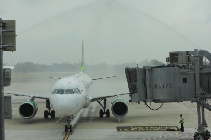 FIRST LANDING: Pesawat maskapai Citilink menjadi yang pertama mendarat di Bandara Dhoho Kediri, Jumat (5/4).