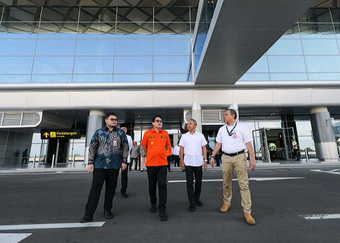 HARUS RAMAI: Sejumlah pejabat saat meninjau kesiapan Bandara&nbsp;Dhoho&nbsp;Kediri