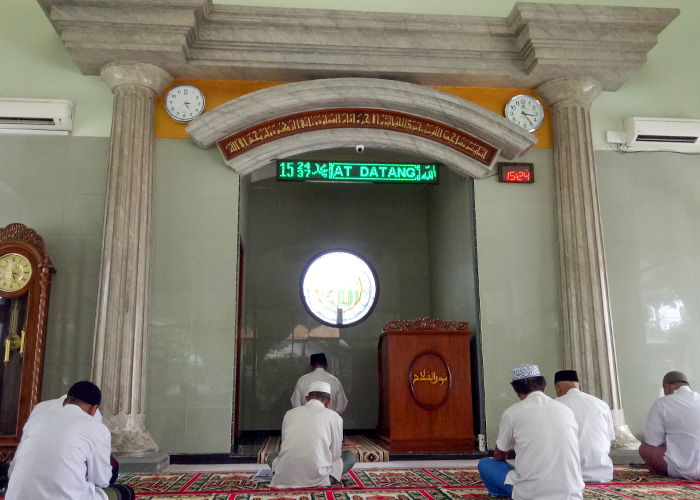 MODERN: Bagian dalam Masjid Nurul Falah&nbsp;di&nbsp;Kota&nbsp;Kediri.