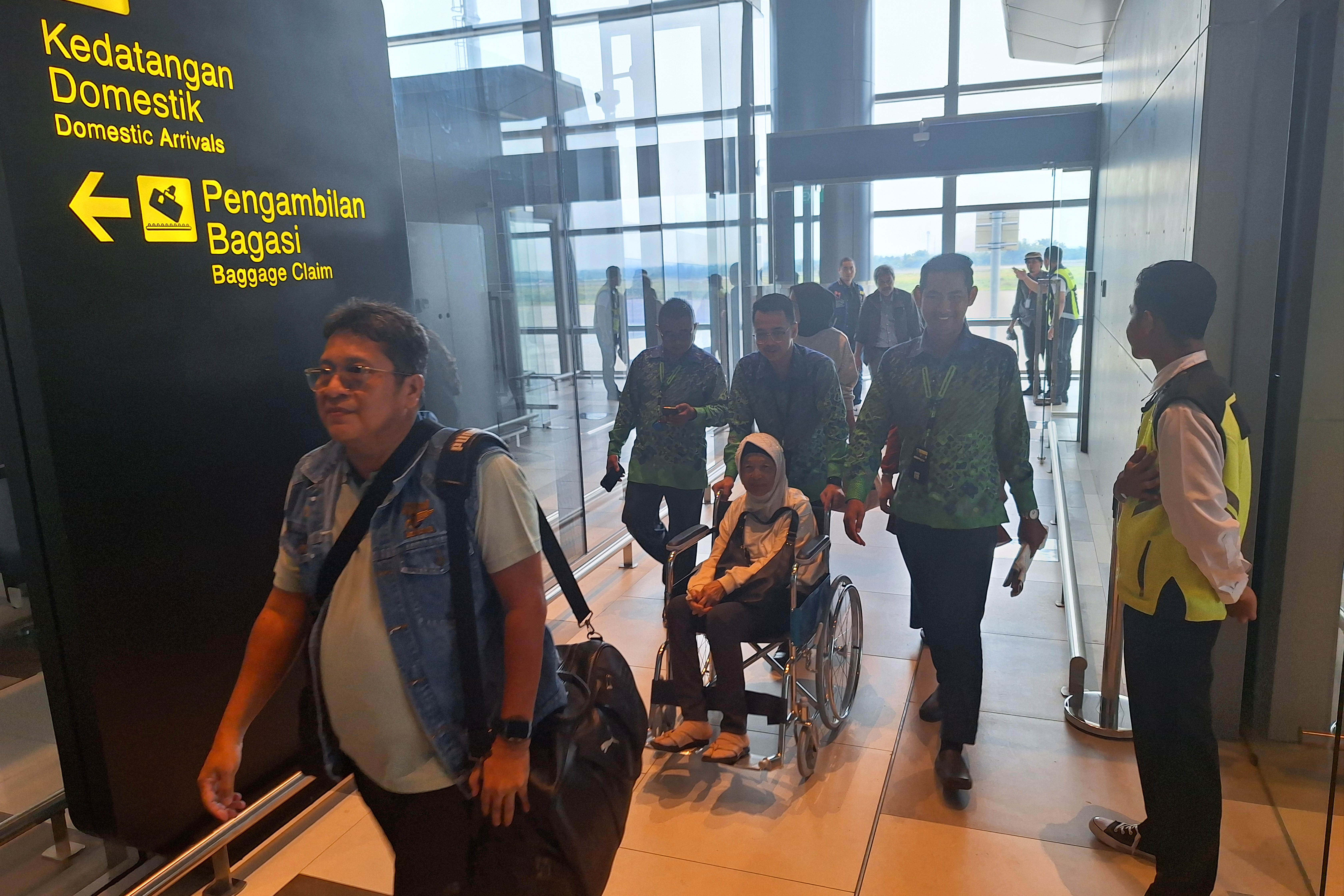 RAMAI: Penumpang dari Jakarta setelah mendarat di Bandara Dhoho Kediri, Jumat (5/4).