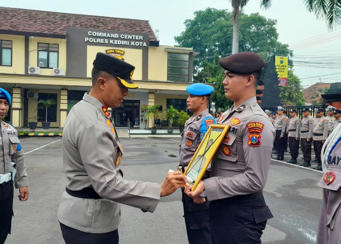 SANKSI TEGAS: Kapolres Kediri Kota AKBP Bramastyo Priaji memimpin upacara PTDH terhadap Andying&nbsp;Indra&nbsp;Prakoso.