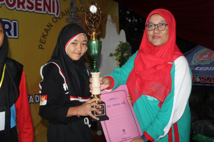 BERPRESTASI: Shinta Fahrani Arianti saat memperagakan salah satu gerakan silat yang dikuasainya. Dia banyak mendapatkan penghargaan dari kecintaannya pada olahraga silat