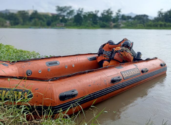 KERJA KERAS: Tim SAR gabungan akhirnya memutuskan menggunakan perahu untuk mencari Haryono di sepanjang DAS Brantas kemarin  siang. Sayang, pencarian lansia tersebut belum membuahkan hasil maksimal.