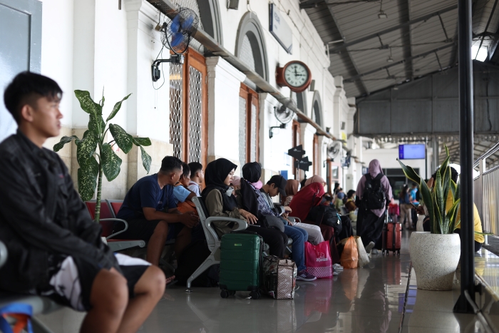 KEMBALI KE RUTINITAS: Calon penumpang KA di Stasiun Kediri bersiap kembali ke kota tujuan masingmasing. Tercatat, ada ribuan penumpang dalam puncak arus balik Lebaran 2024 kemarin. Foto atas,  Kepada