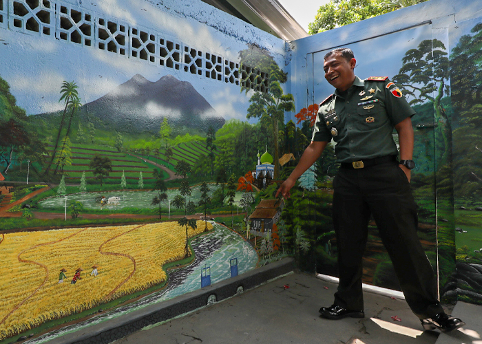INSPIRATIF: Dandim 0809/Kediri Letkol Inf Aris Setiawan memiliki segudang pengalaman dan rasa cinta seni yang tinggi.