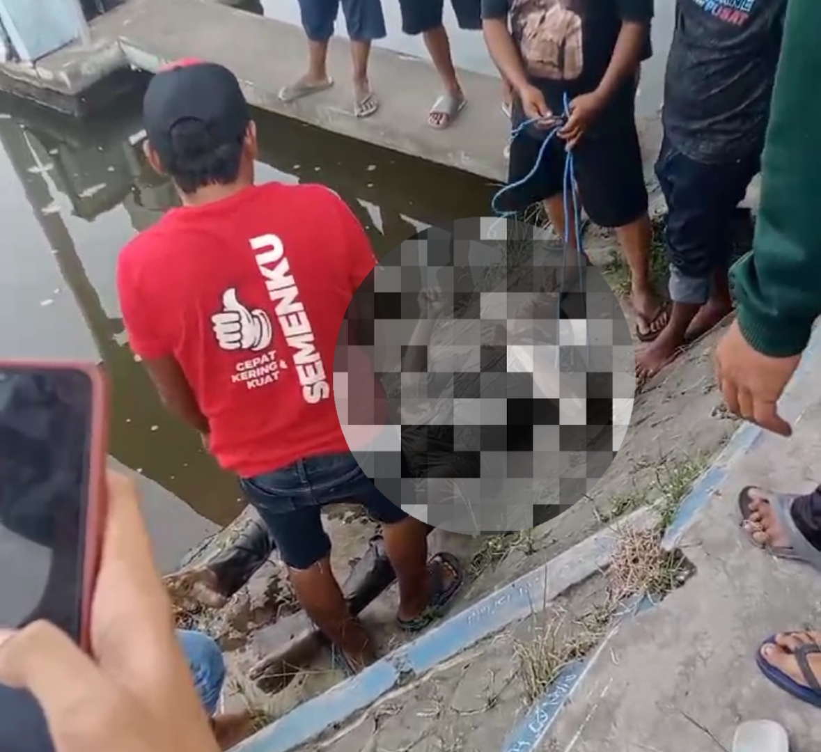 EVAKUASI: Jasad FS ditemukan di Waduk Siman, Selasa (16/4).