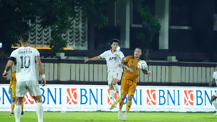 DUEL UDARA: Bayu Otto berebut bola dengan Radja Nainggolan saat pertandingan melawan Bhayangkara FC.