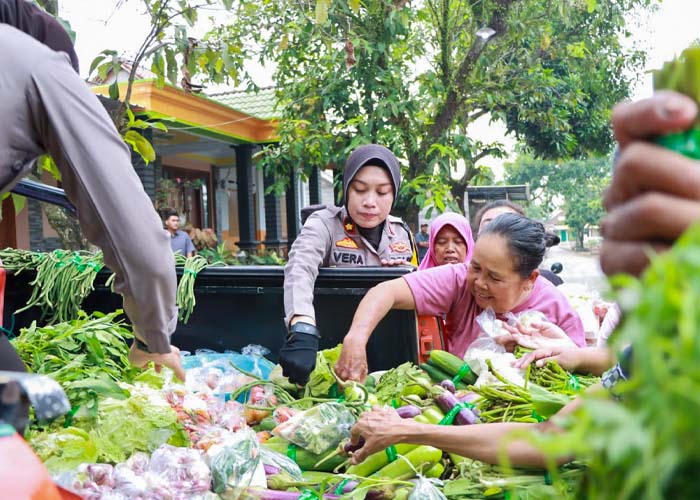 ANTUSIAS: Wakapolres Kompol Verawaty Thaib membagikan sayur mayur untuk warga Desa Wonorejo, Plosoklaten.