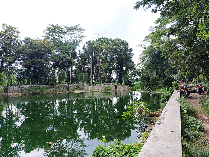 RINDANG: Pengunjung sedang memancing di sumber Songo.
