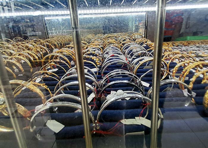 BERKILAU: Deretan gelang emas dipajang guna menarik pembeli di salah satu toko di Kota Kediri.