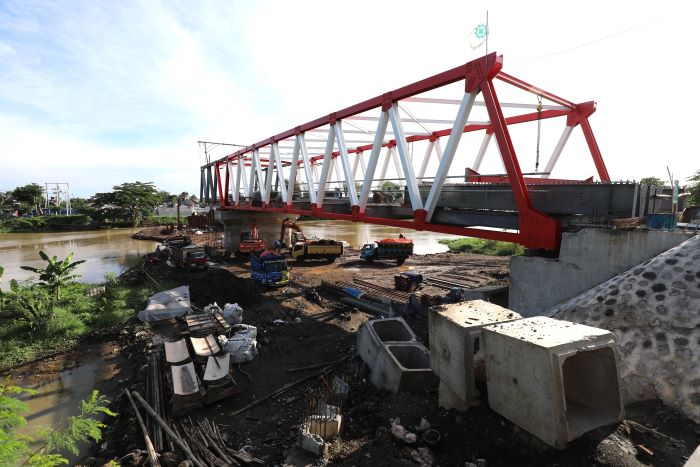 BARU SEPARO: Gelagar dan rangka Jembatan Jongbiru untuk sisi Desa Jongbiru sudah terpasang, Adapun pemasangan untuk sisi Jabon terhambat pilar yang belum selesai.