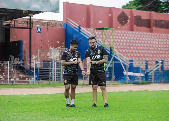 TINGGAL KENANGAN: Firman (kiri) saat bersama dengan mendiang Marcelo Araujo. Sepeninggalan Araujo, kini Firman harus bertugas sendirian.