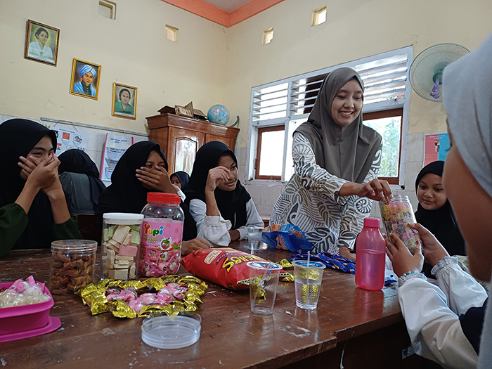 CERIA: Siswa SDN Bangsal 3 Kota Kediri memiliki cara unik merayakan Lebaran 2024 saat hari pertama masuk sekolah kemarin.