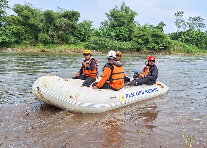 DIHENTIKAN: Tim SAR gabungan melakukan pencarian Haryono di hari terakhir kemarin. Sayangnya, jasad lansia asal Kecamatan Mojoroto tersebut tak kunjung dapat ditemukan.