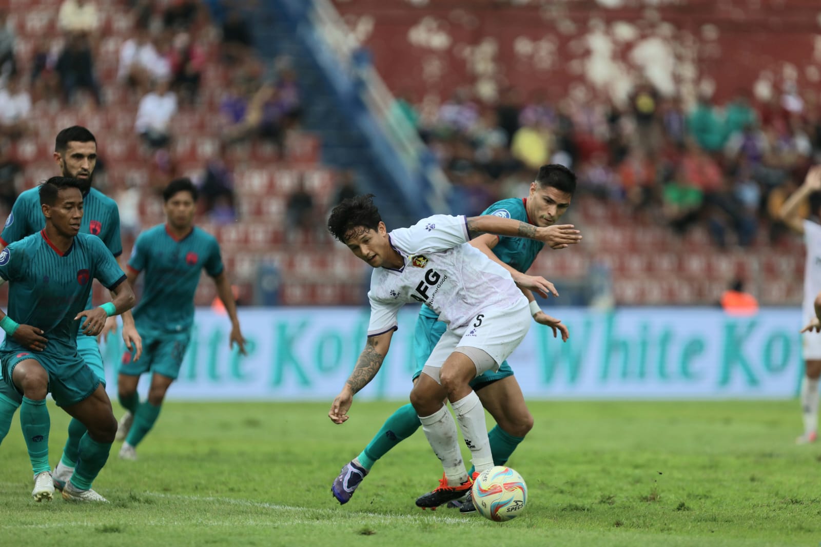 GAGAL MENANG: Pemain Persik Irfan Bachdim ditempel ketat pemain Persita.